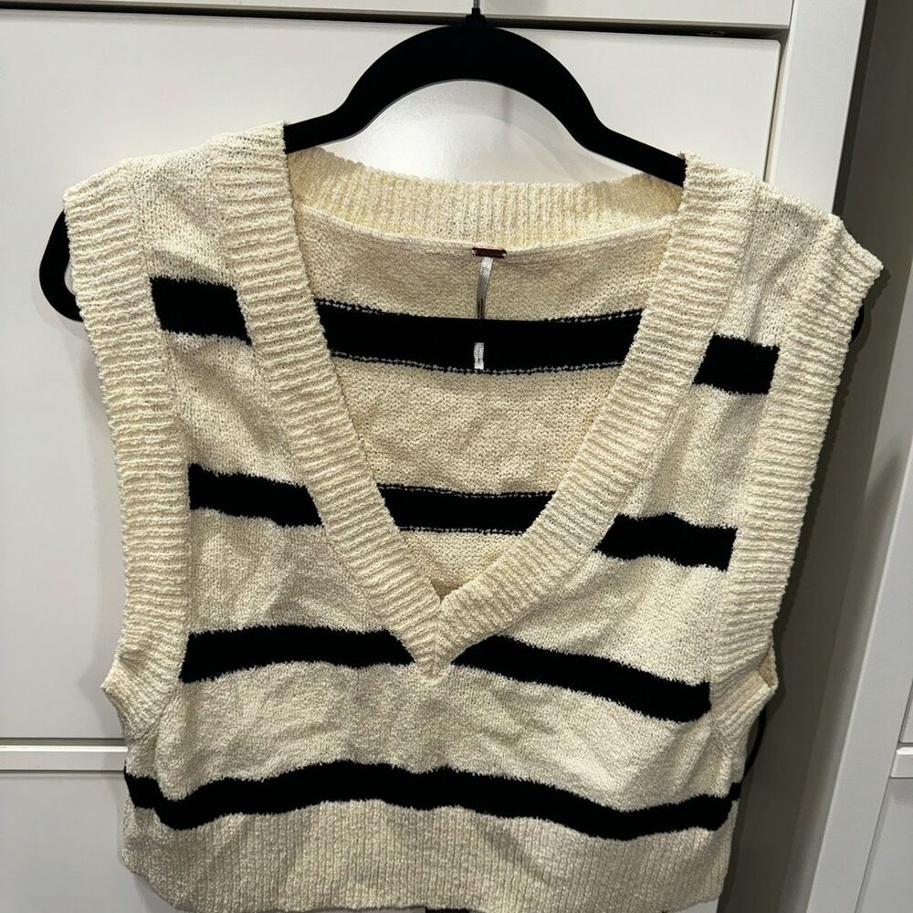 NWOT Free People Striped Crop V-Neck Knitted Vest in Black/Cream Size L MSRP $68